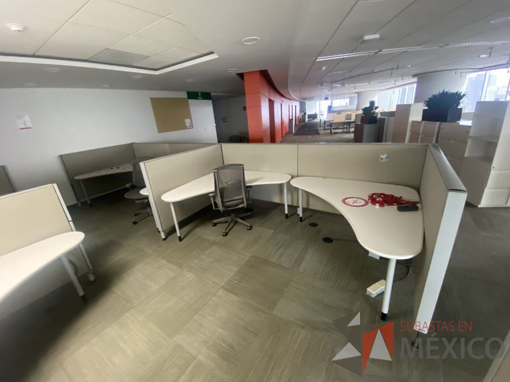 Lote 0729 - Estación de trabajo para 4 personas con cubiertas mampara metálica color beige y 4 archiveros móviles de 2 cajones