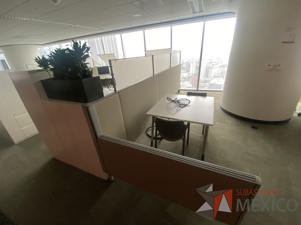 Lote 0737 - Estación de trabajo para 3 personas con base metálica, cubierta rectangular color blanco, mampara metálica y 3 archiveros móviles de 2 cajones