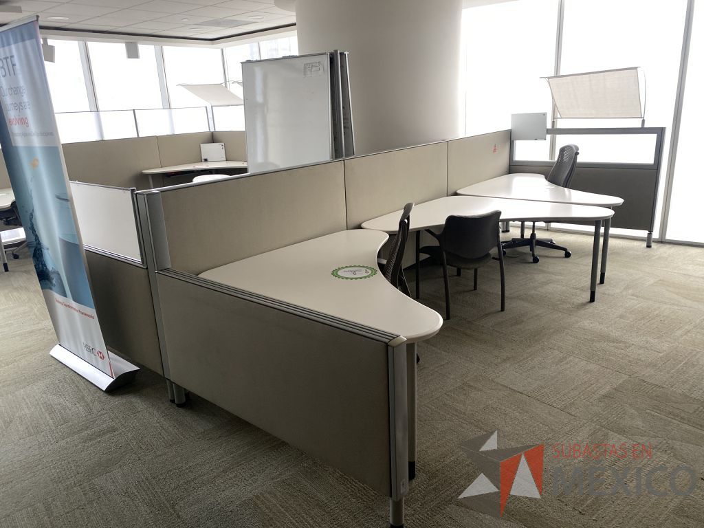 Lote 0739 - Estación de trabajo para 4 personas con cubiertas mampara metálica color beige y 4 archiveros móviles de 2 cajones