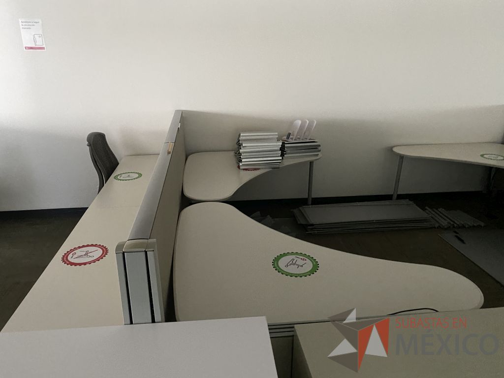 Lote 0742 - Estación de trabajo para 4 personas con cubiertas mampara metálica color beige y 4 archiveros móviles de 2 cajones