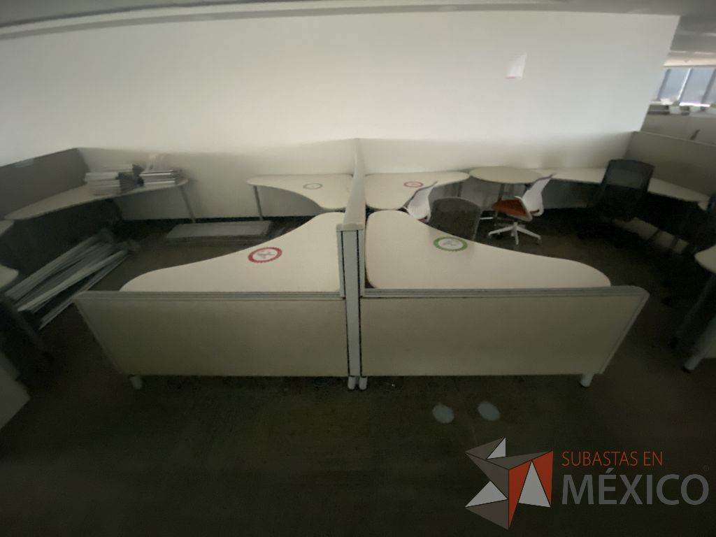 Lote 0743 - Estación de trabajo para 4 personas con cubiertas mampara metálica color beige y 4 archiveros móviles de 2 cajones