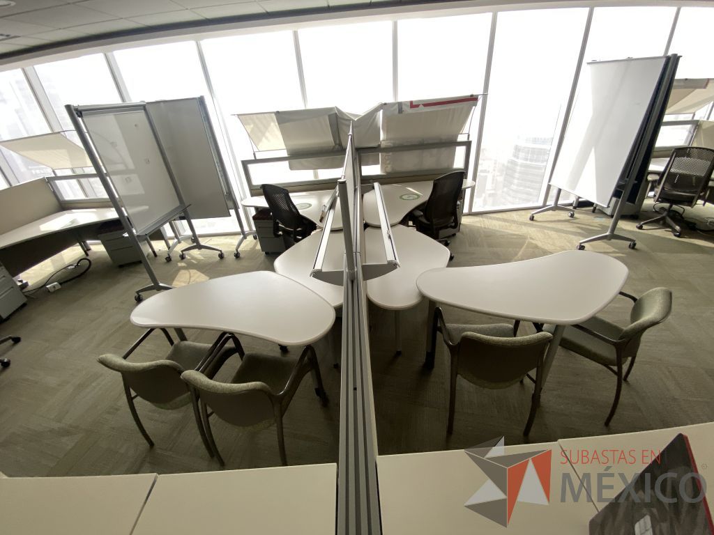 Lote 0515 - Estación de trabajo para 2 personas con cubiertas mampara metálica color beige y 2 archiveros móviles de 2 cajones