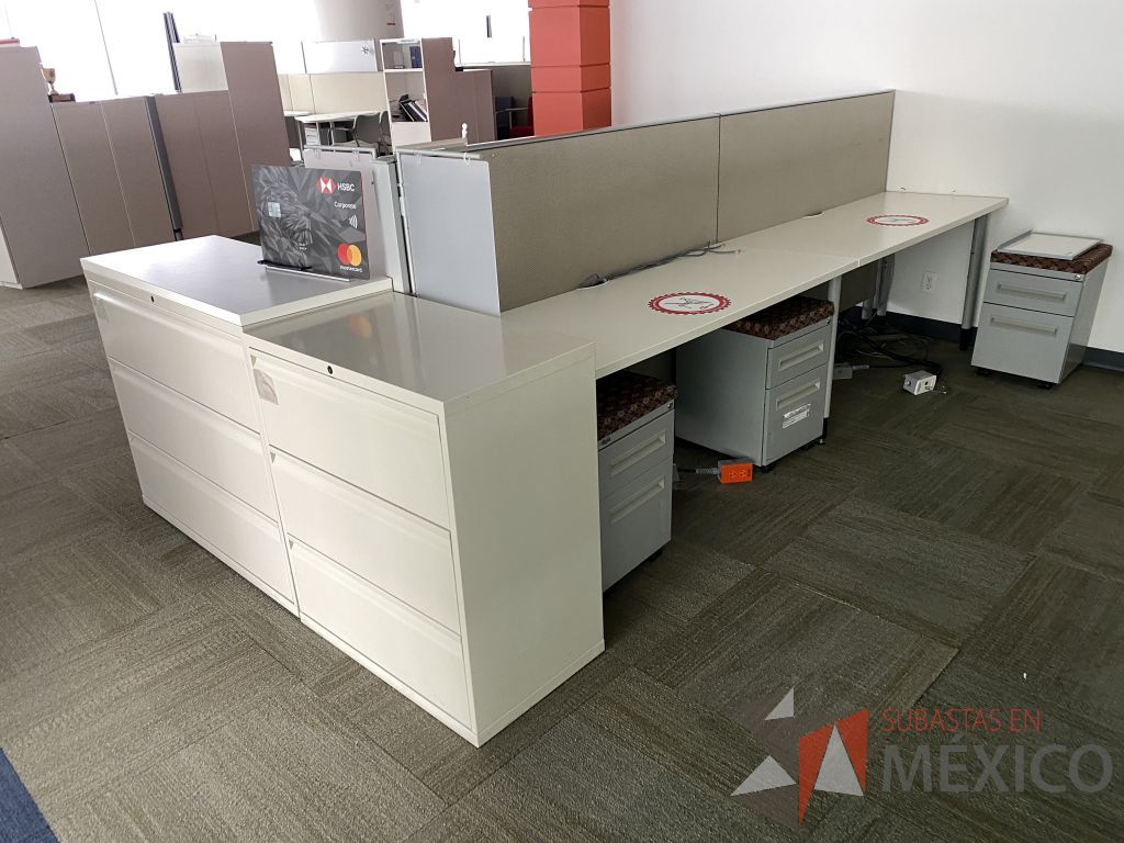 Lote 0520 - Estación de trabajo para 4 personas con base metálica, cubierta rectangular color blanco, mampara metálica y 4 archiveros móviles de 2 cajones - Imagen 2