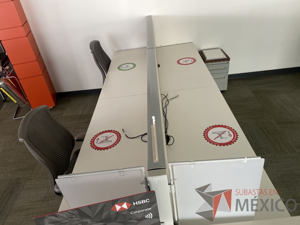 Lote 0520 - Estación de trabajo para 4 personas con base metálica, cubierta rectangular color blanco, mampara metálica y 4 archiveros móviles de 2 cajones