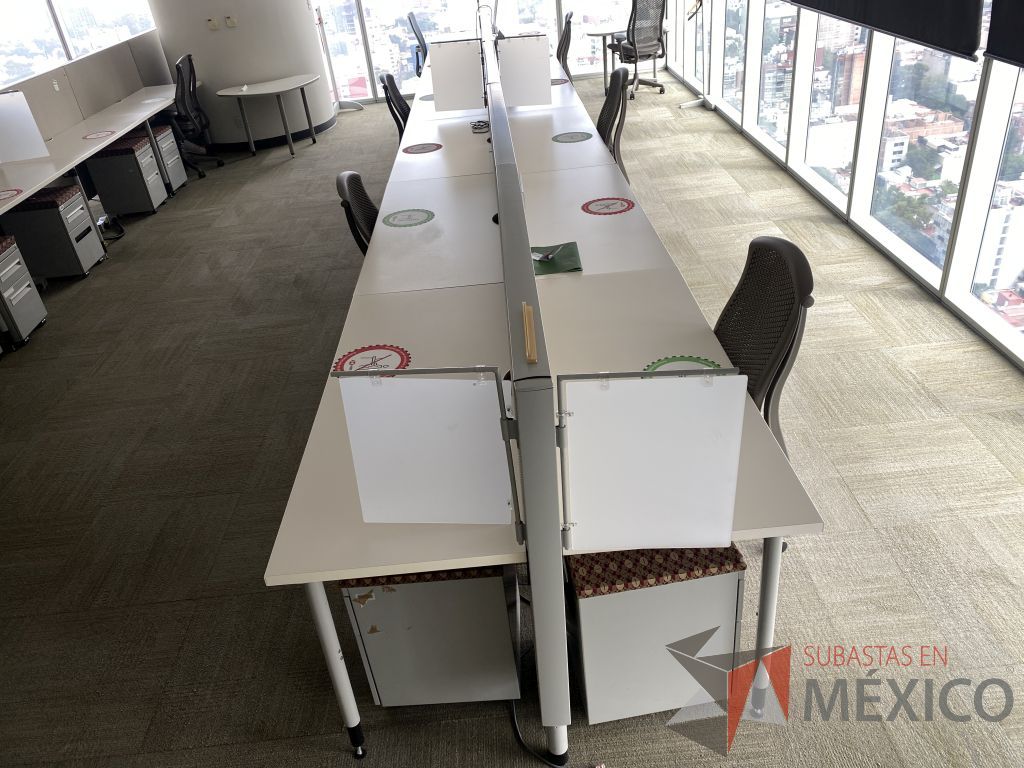 Lote 0530 - Estación de trabajo para 12 personas con base metálica, cubierta rectangular color blanco, mampara metálica y 12 archiveros móviles de 2 cajones