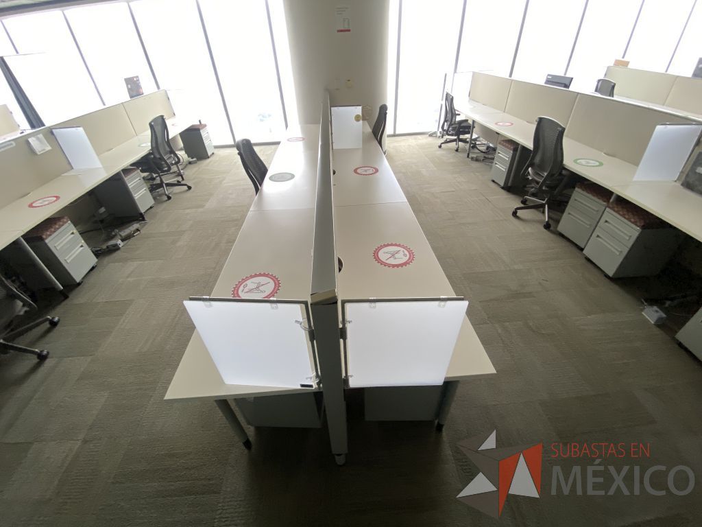 Lote 0534 -Estación de trabajo para 6 personas con base metálica, cubierta rectangular color blanco, mampara metálica y 6 archiveros móviles de 2 cajones