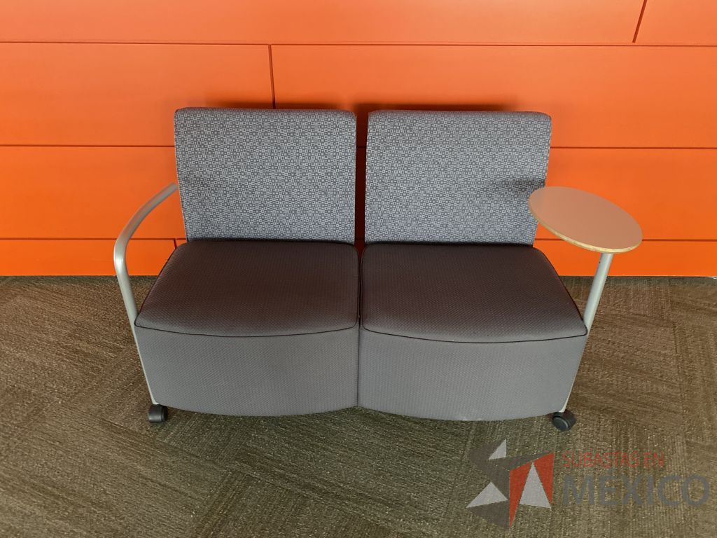 Lote 0578 - Sillón Herman Miller Celeste, 2 plazas, con paleta, asiento y respaldo en tela color gris