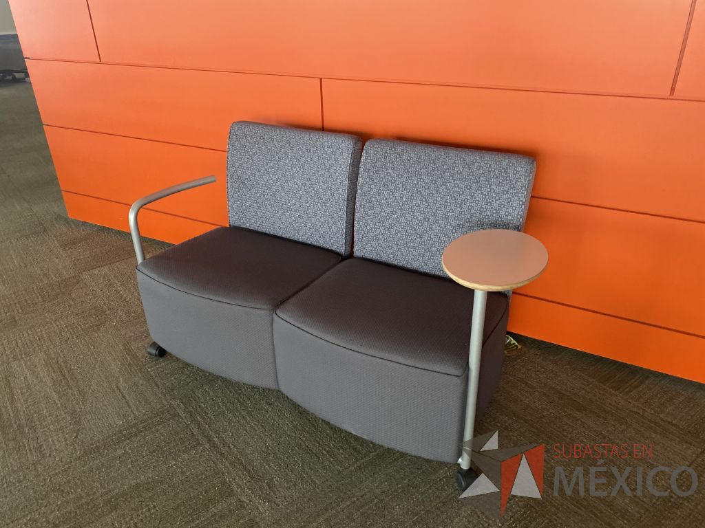 Lote 0578 - Sillón Herman Miller Celeste, 2 plazas, con paleta, asiento y respaldo en tela color gris - Imagen 2