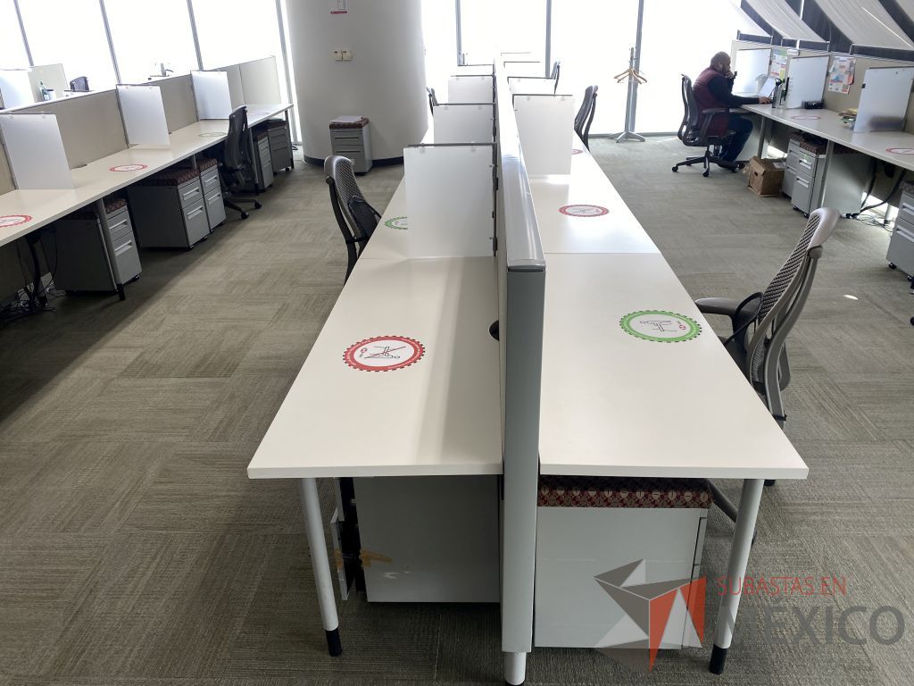 Lote 0622 - Estación de trabajo para 11 personas con base metálica, cubierta rectangular color blanco, mampara metálica y 11 archiveros móviles de 2 cajones
