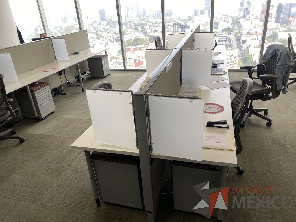 Lote 0631 - Estación de trabajo para 6 personas con base metálica, cubierta rectangular color blanco, mampara metálica y 6 archiveros móviles de 2 cajones