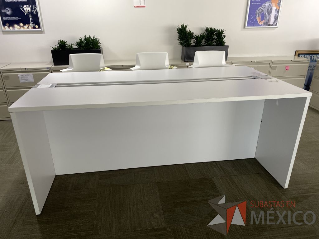 Lote 0641 - Mesa alta con orificio para cables, accesorio para conexiones.y cubierta color blanco - Imagen 2