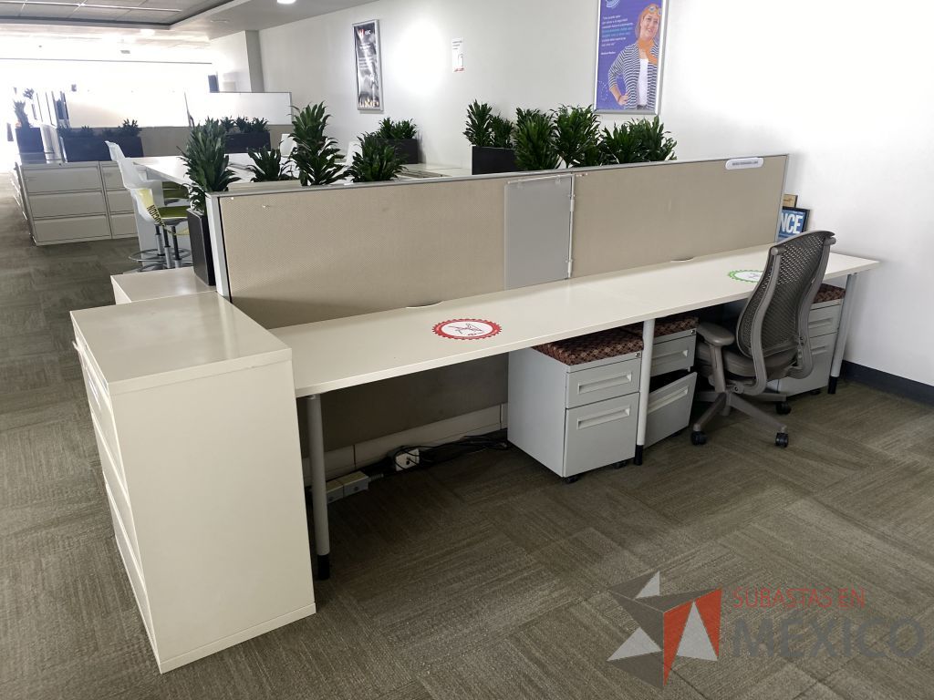 Lote 0642 - Estación de trabajo para 2 personas con base metálica, cubierta rectangular color blanco, mampara metálica y 2 archiveros móviles de 2 cajones