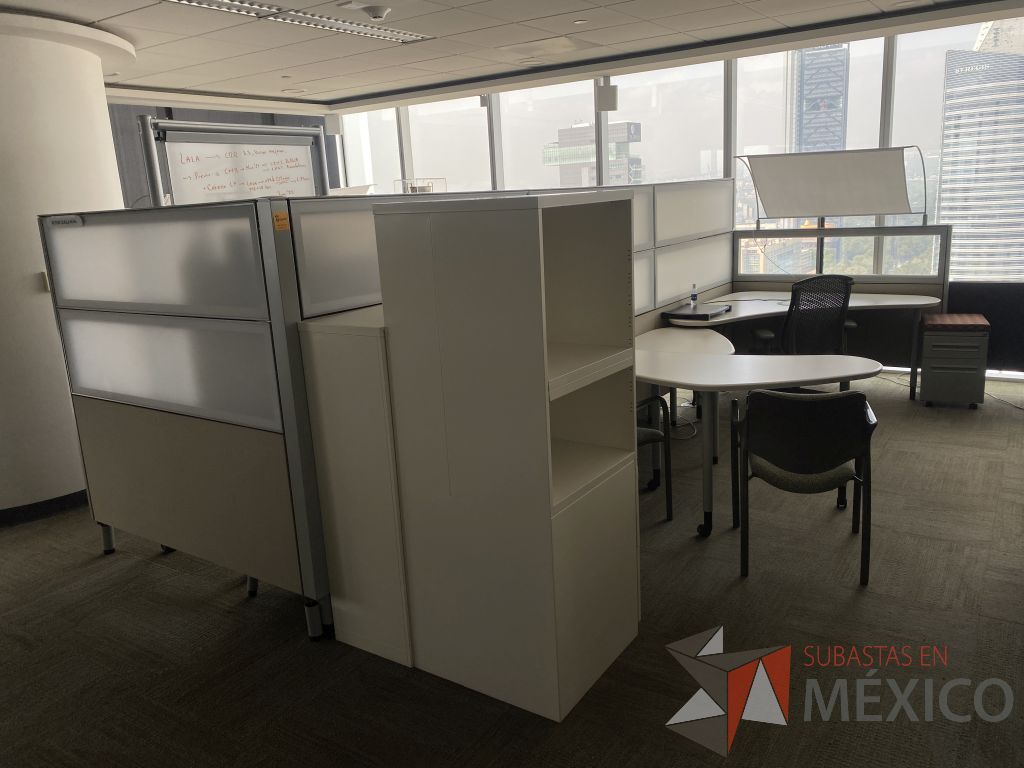 Lote 0645 - Estación de trabajo para 2 personas con 1 un escritorio en forma de boomerang y escritorio en herradura recargado sobre mampara con archivero de pedestal de 2 cajones color café