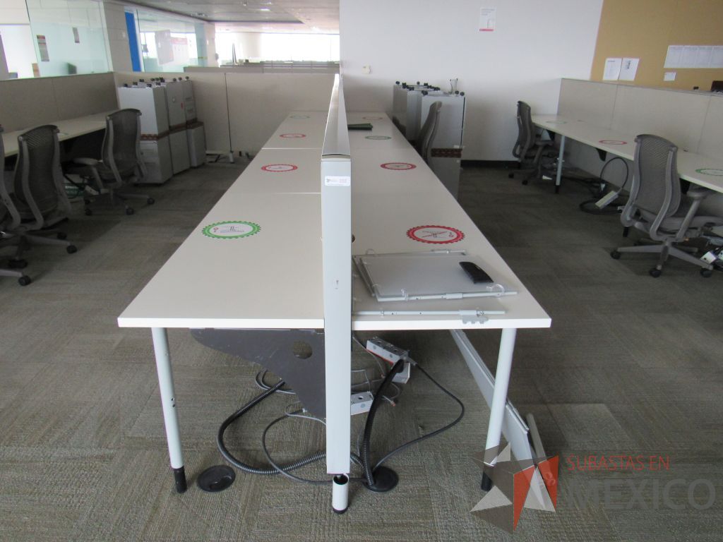 Lote 0512 - 2 Estaciones de trabajo para 8 personas con base metálica, cubierta rectangular color blanco, mampara metálica y 8 archiveros móviles de 2 cajones - Imagen 4