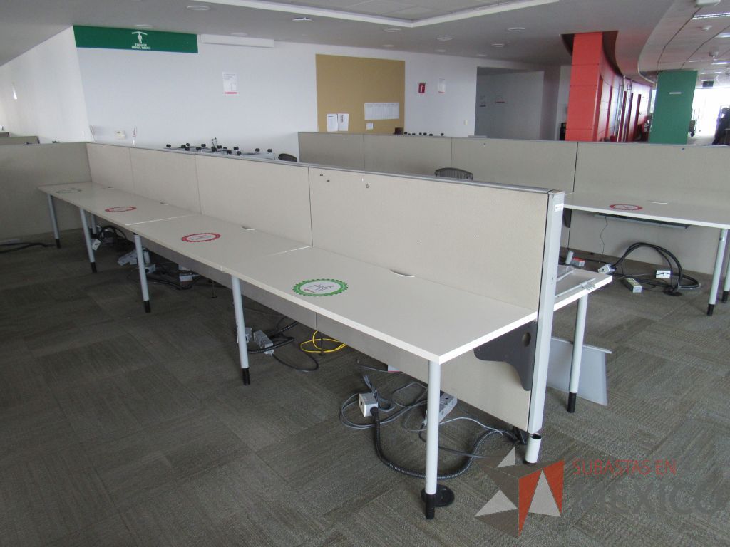 Lote 0512 - 2 Estaciones de trabajo para 8 personas con base metálica, cubierta rectangular color blanco, mampara metálica y 8 archiveros móviles de 2 cajones - Imagen 10