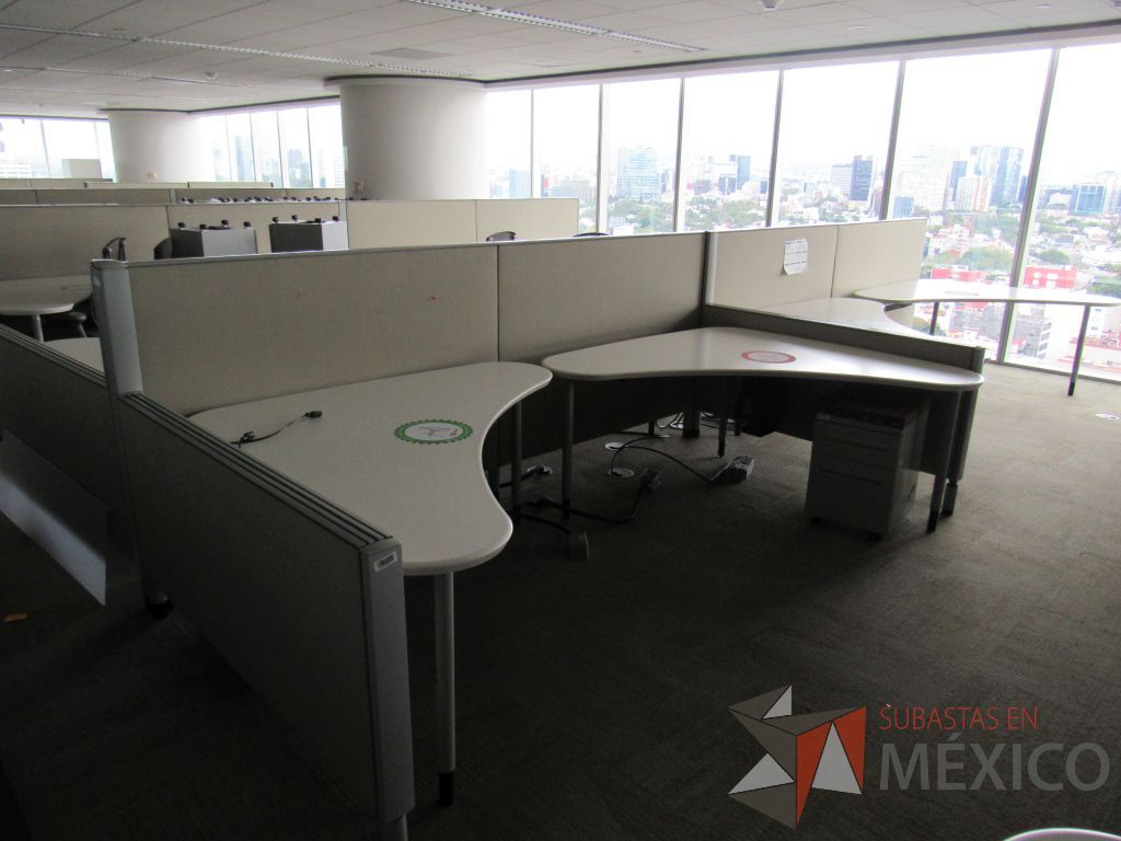 Lote 0206 - Estación de trabajo para 8 personas con cubiertas mampara metálica color beige y 8 archiveros móviles de 2 cajones - Imagen 4