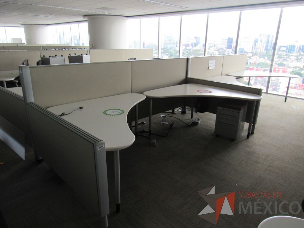 Lote 0206 - Estación de trabajo para 8 personas con cubiertas mampara metálica color beige y 8 archiveros móviles de 2 cajones