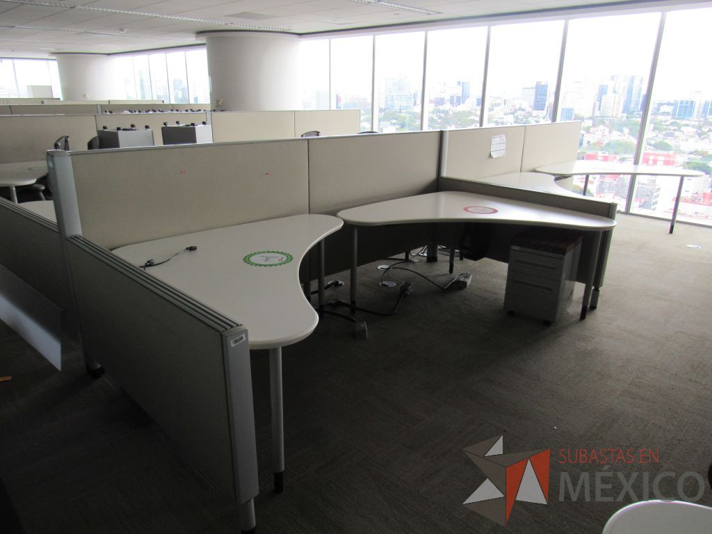 Lote 0206 - Estación de trabajo para 8 personas con cubiertas mampara metálica color beige y 8 archiveros móviles de 2 cajones - Imagen 5