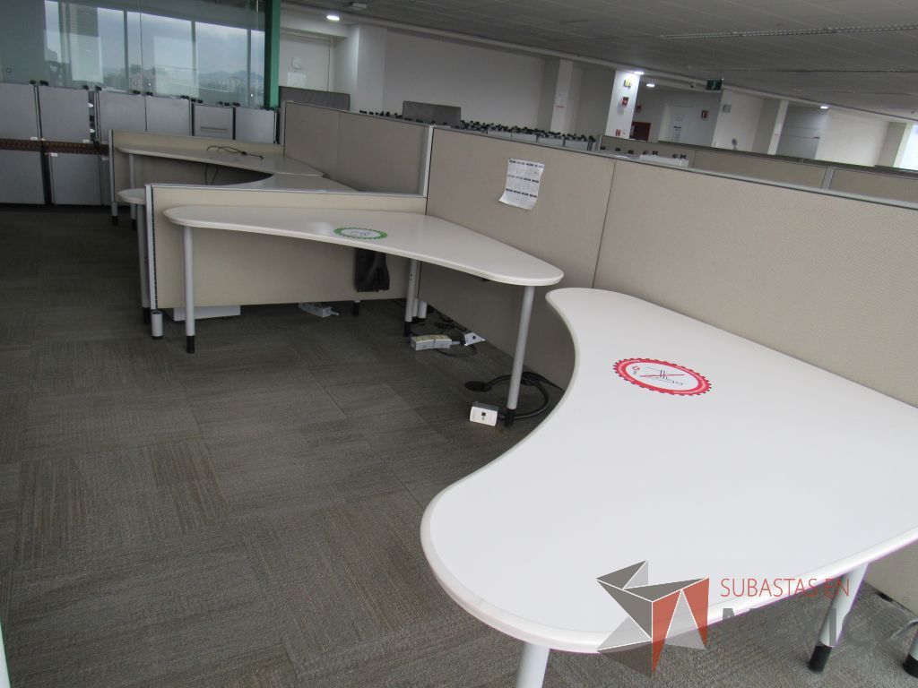 Lote 0206 - Estación de trabajo para 8 personas con cubiertas mampara metálica color beige y 8 archiveros móviles de 2 cajones - Imagen 7