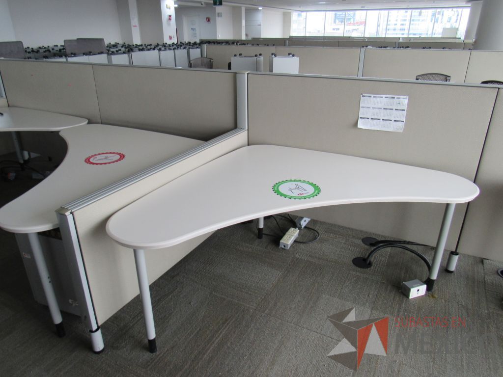 Lote 0206 - Estación de trabajo para 8 personas con cubiertas mampara metálica color beige y 8 archiveros móviles de 2 cajones - Imagen 9