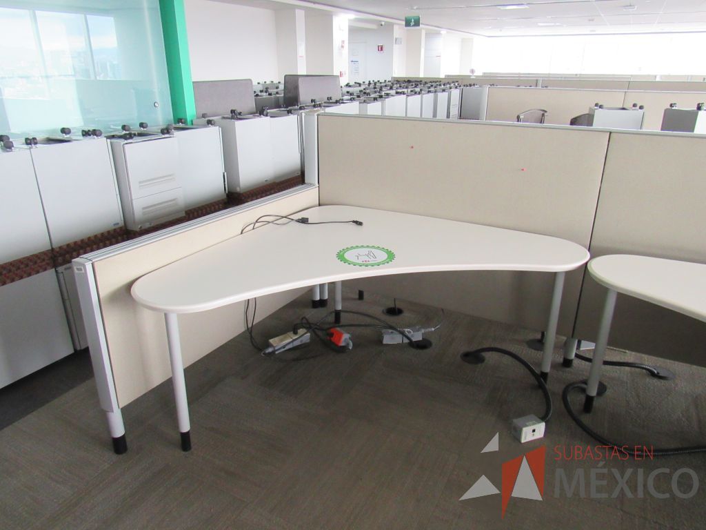 Lote 0206 - Estación de trabajo para 8 personas con cubiertas mampara metálica color beige y 8 archiveros móviles de 2 cajones - Imagen 11