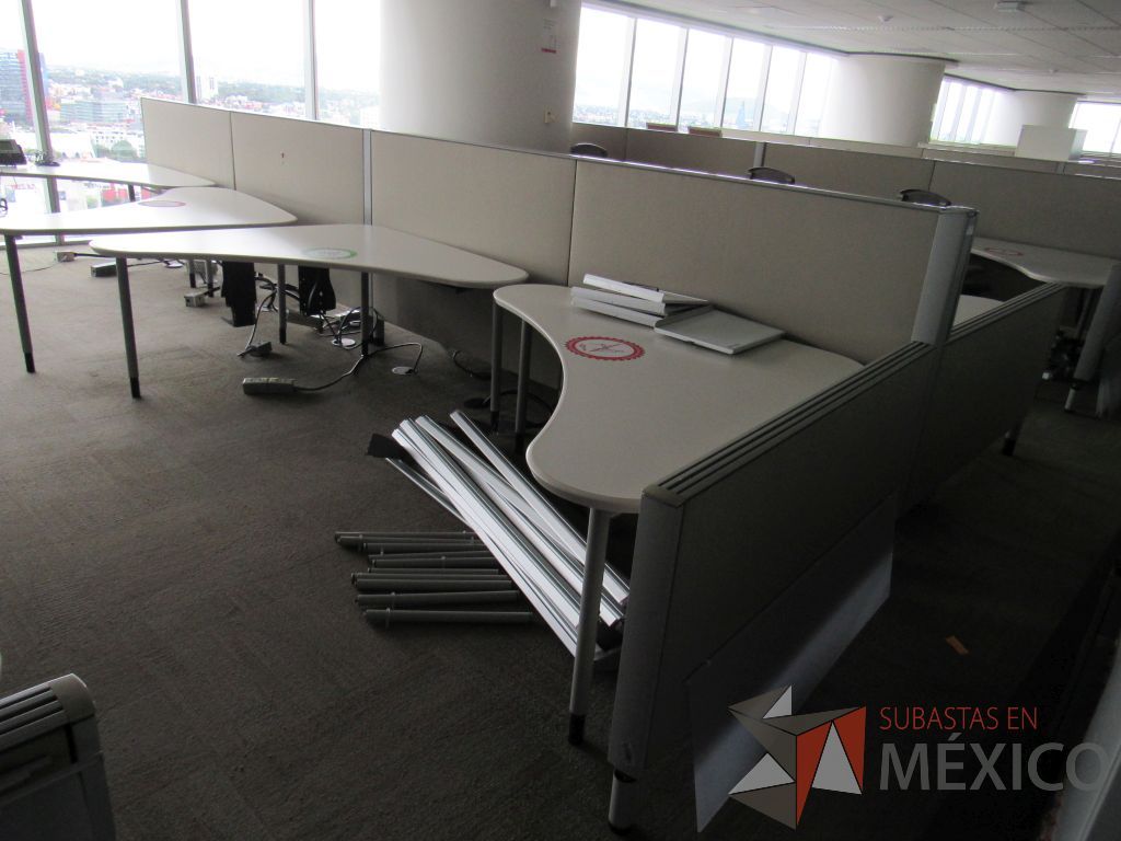 Lote 0206 - Estación de trabajo para 8 personas con cubiertas mampara metálica color beige y 8 archiveros móviles de 2 cajones - Imagen 12