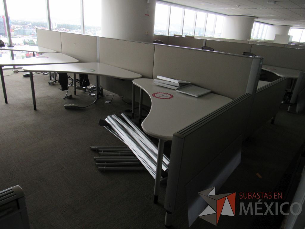 Lote 0206 - Estación de trabajo para 8 personas con cubiertas mampara metálica color beige y 8 archiveros móviles de 2 cajones - Imagen 13