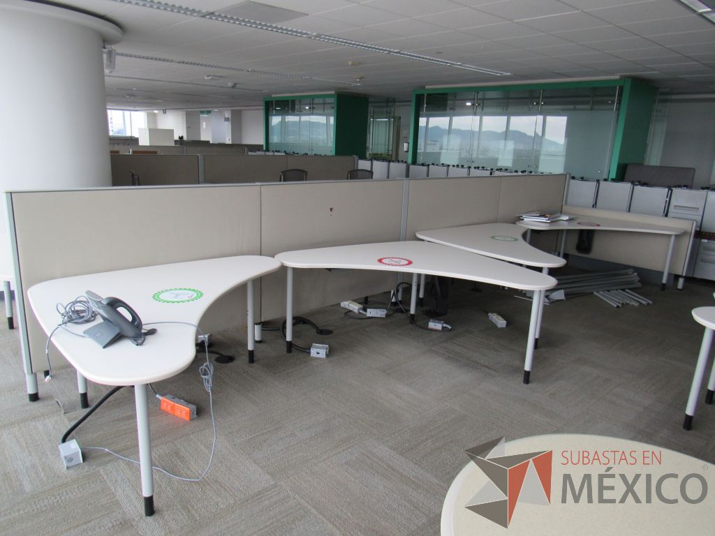 Lote 0206 - Estación de trabajo para 8 personas con cubiertas mampara metálica color beige y 8 archiveros móviles de 2 cajones - Imagen 14