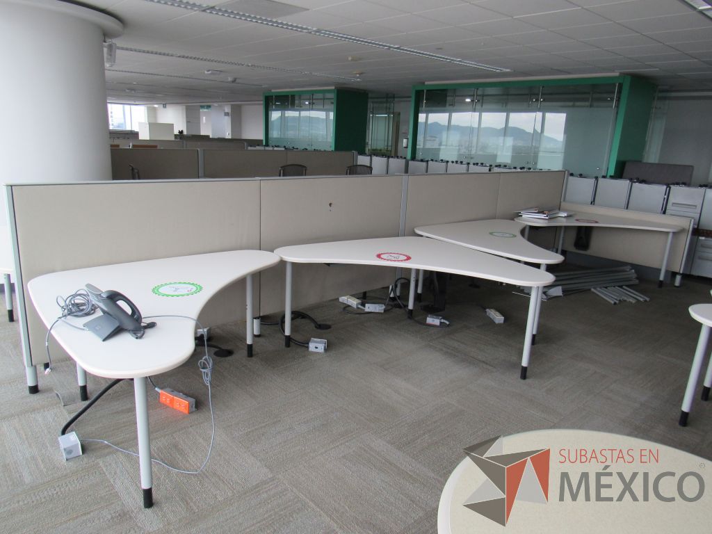 Lote 0206 - Estación de trabajo para 8 personas con cubiertas mampara metálica color beige y 8 archiveros móviles de 2 cajones - Imagen 15