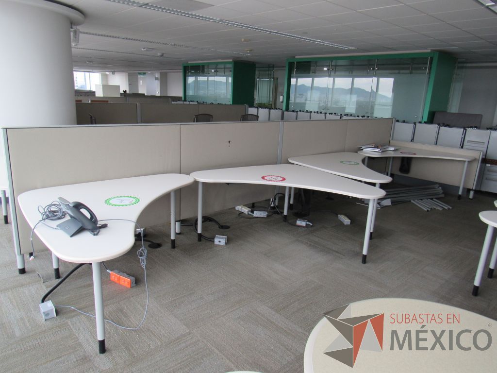 Lote 0206 - Estación de trabajo para 8 personas con cubiertas mampara metálica color beige y 8 archiveros móviles de 2 cajones - Imagen 16