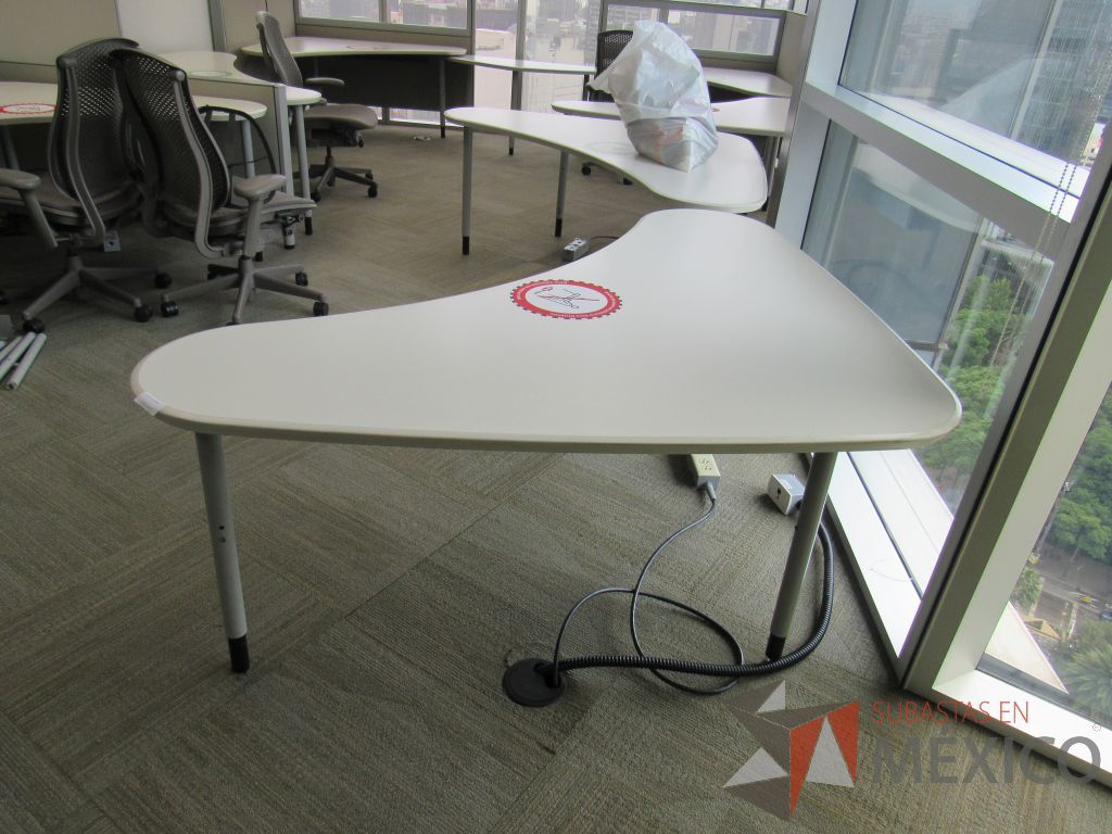 Lote 0223 - 2 Mesas de trabajo con 3 patas metálicas - Imagen 8
