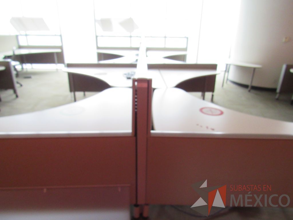 Lote 0236 - Estación de trabajo para 8 personas con cubiertas mampara metálica color beige y 8 archiveros móviles de 2 cajones - Imagen 4