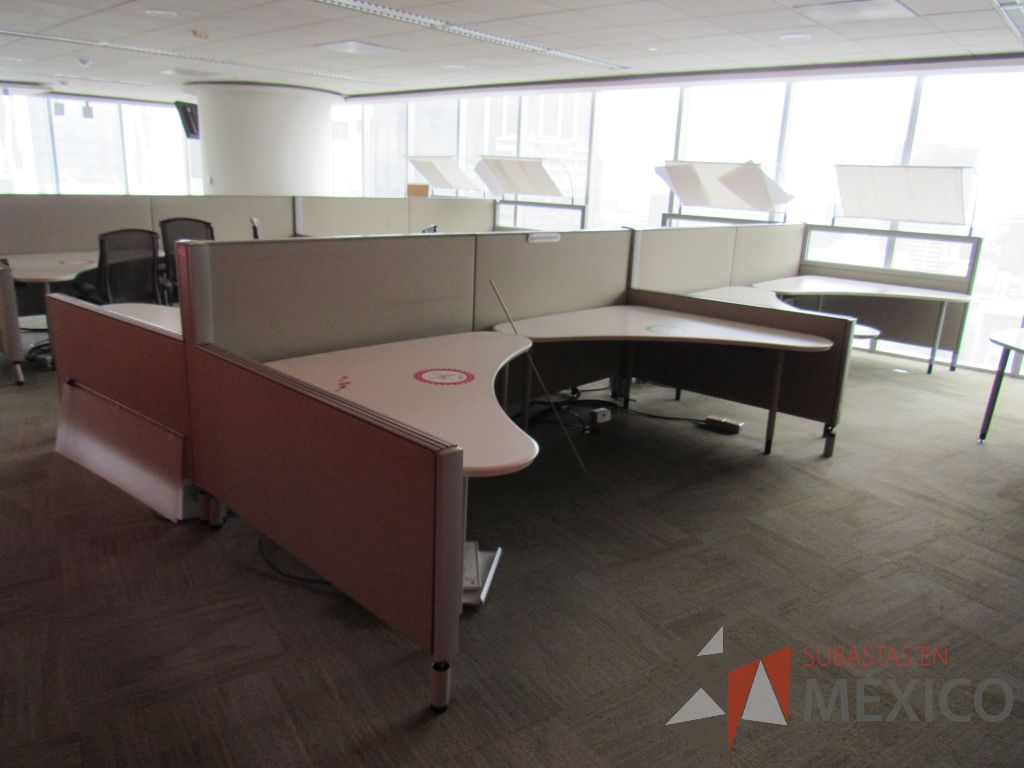 Lote 0236 - Estación de trabajo para 8 personas con cubiertas mampara metálica color beige y 8 archiveros móviles de 2 cajones - Imagen 5