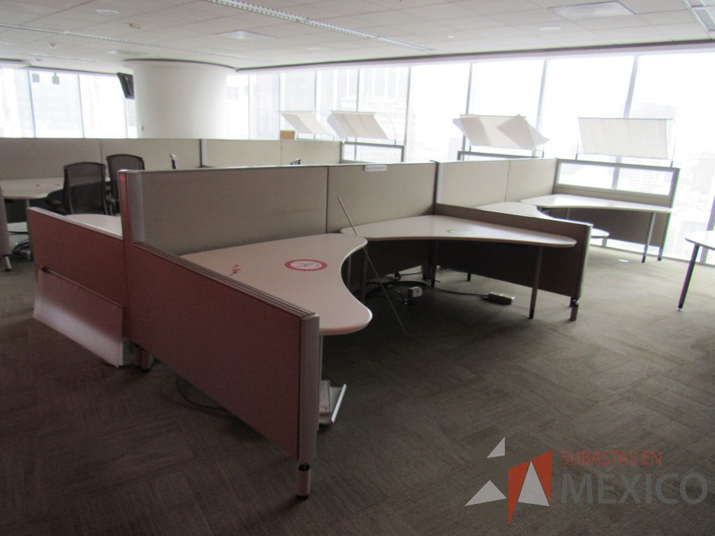 Lote 0236 - Estación de trabajo para 8 personas con cubiertas mampara metálica color beige y 8 archiveros móviles de 2 cajones