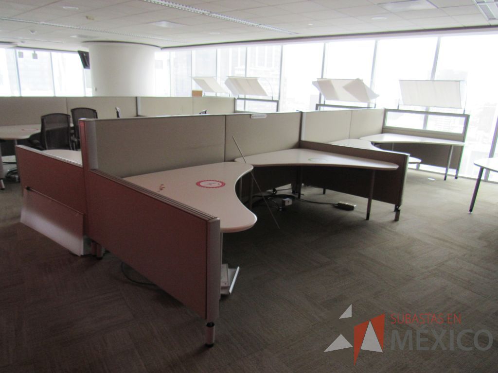 Lote 0236 - Estación de trabajo para 8 personas con cubiertas mampara metálica color beige y 8 archiveros móviles de 2 cajones - Imagen 6