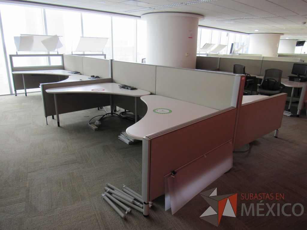 Lote 0236 - Estación de trabajo para 8 personas con cubiertas mampara metálica color beige y 8 archiveros móviles de 2 cajones - Imagen 7