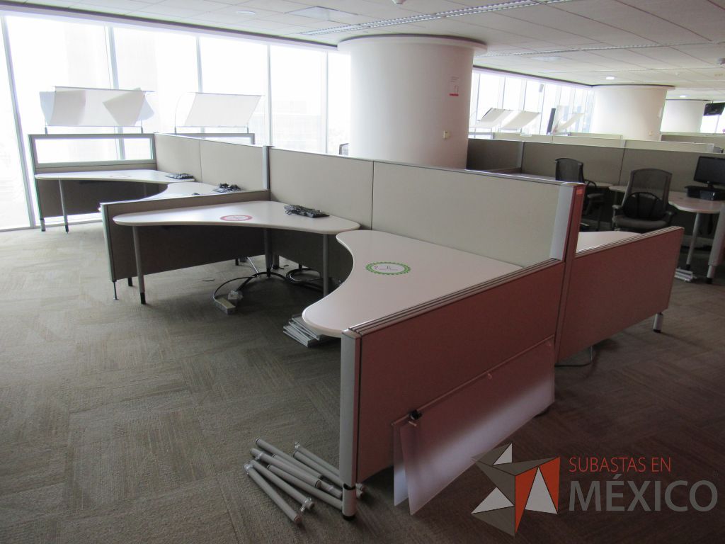 Lote 0236 - Estación de trabajo para 8 personas con cubiertas mampara metálica color beige y 8 archiveros móviles de 2 cajones - Imagen 8