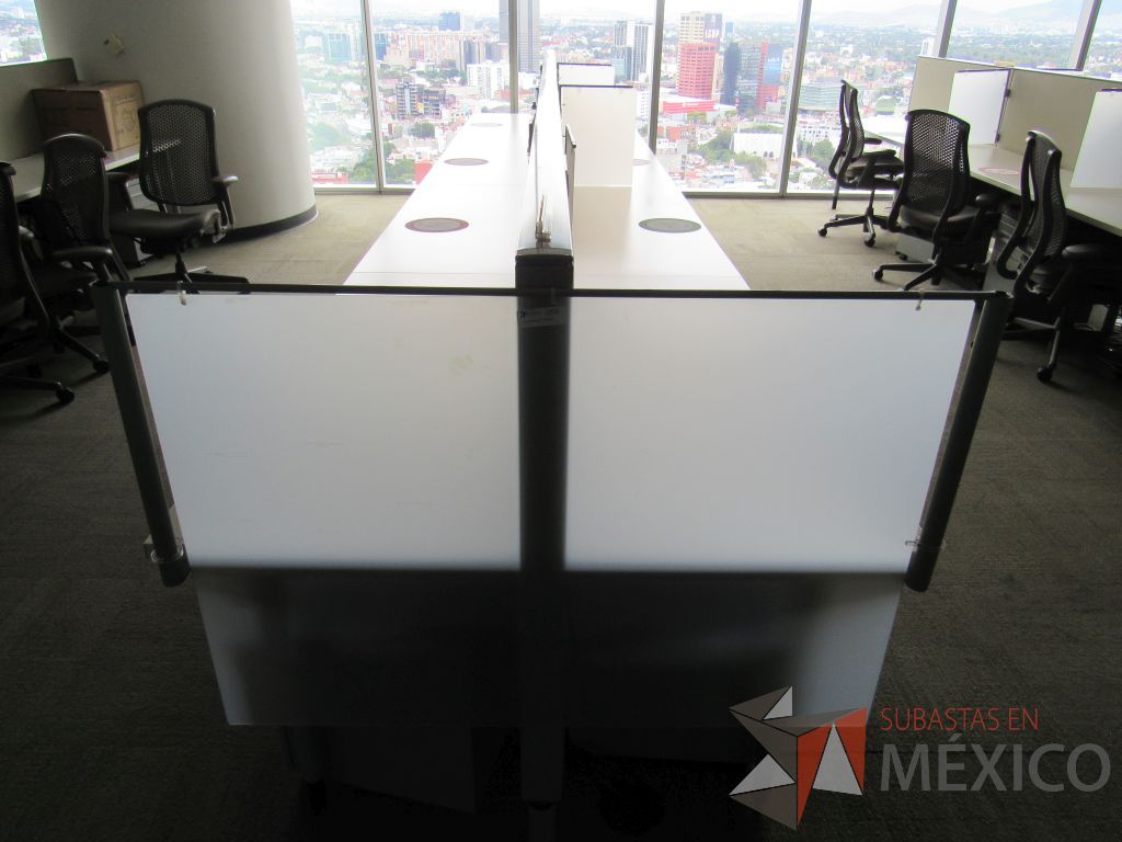 Lote 0634 - Estación de trabajo para 8 personas con base metálica, cubierta rectangular color blanco, mampara metálica y 8 archiveros móviles de 2 cajones - Imagen 3