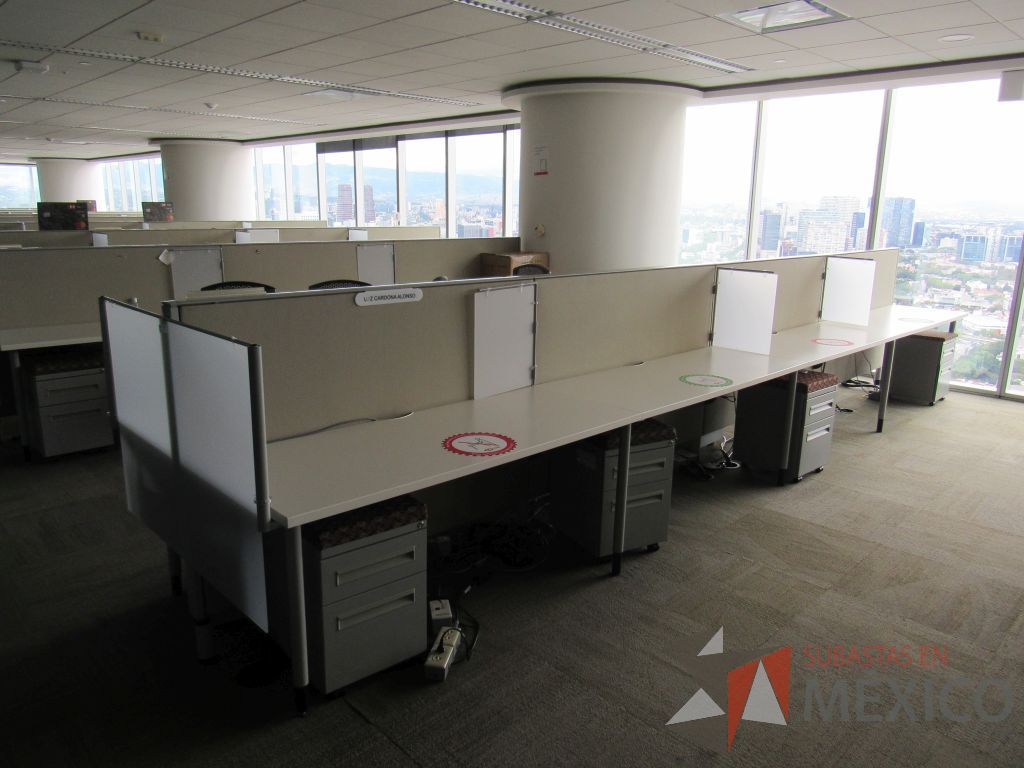 Lote 0634 - Estación de trabajo para 8 personas con base metálica, cubierta rectangular color blanco, mampara metálica y 8 archiveros móviles de 2 cajones - Imagen 4