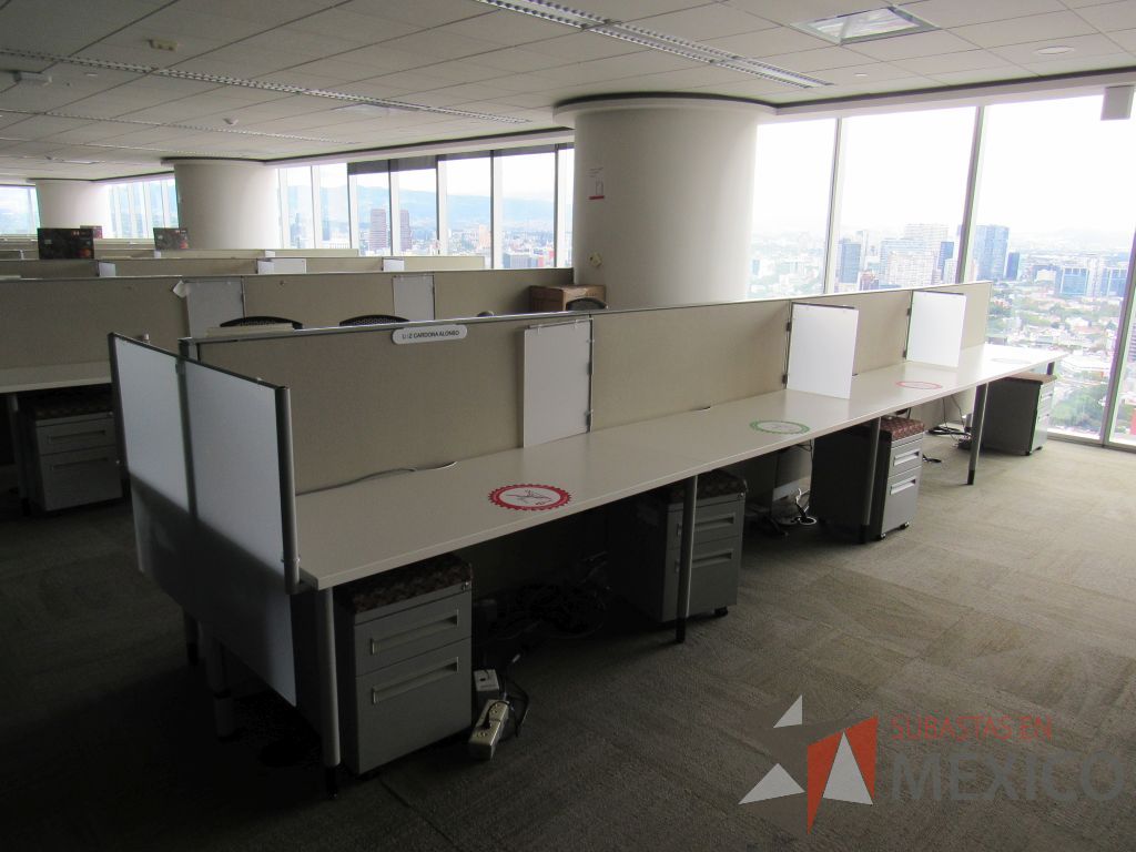 Lote 0634 - Estación de trabajo para 8 personas con base metálica, cubierta rectangular color blanco, mampara metálica y 8 archiveros móviles de 2 cajones - Imagen 5