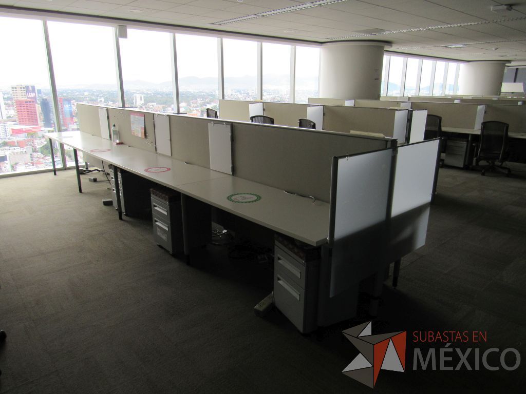 Lote 0634 - Estación de trabajo para 8 personas con base metálica, cubierta rectangular color blanco, mampara metálica y 8 archiveros móviles de 2 cajones