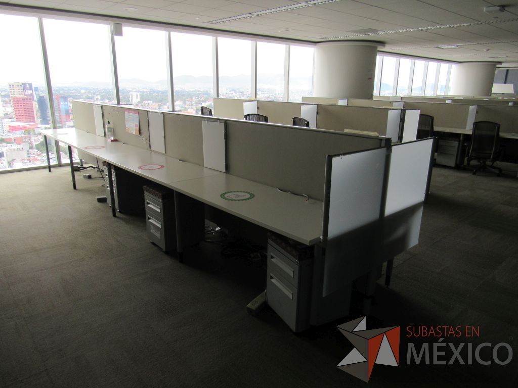 Lote 0634 - Estación de trabajo para 8 personas con base metálica, cubierta rectangular color blanco, mampara metálica y 8 archiveros móviles de 2 cajones - Imagen 7