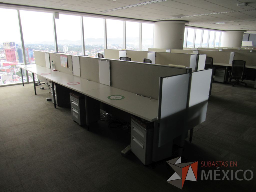 Lote 0634 - Estación de trabajo para 8 personas con base metálica, cubierta rectangular color blanco, mampara metálica y 8 archiveros móviles de 2 cajones - Imagen 8