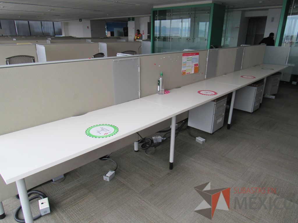 Lote 0634 - Estación de trabajo para 8 personas con base metálica, cubierta rectangular color blanco, mampara metálica y 8 archiveros móviles de 2 cajones - Imagen 9