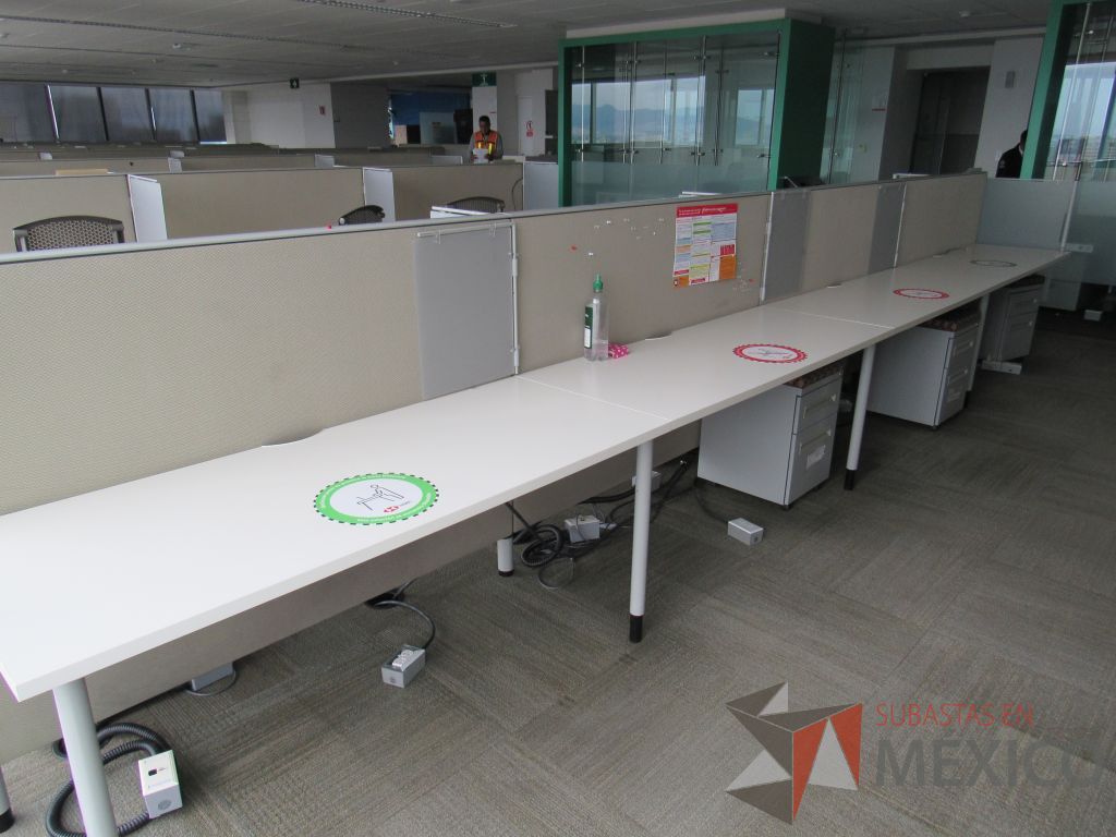 Lote 0634 - Estación de trabajo para 8 personas con base metálica, cubierta rectangular color blanco, mampara metálica y 8 archiveros móviles de 2 cajones - Imagen 10