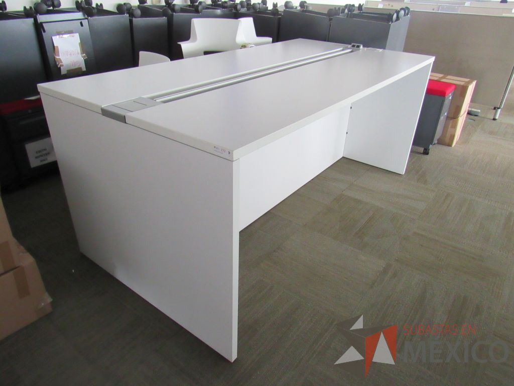 Lote 0641 - Mesa alta con orificio para cables, accesorio para conexiones.y cubierta color blanco - Imagen 4
