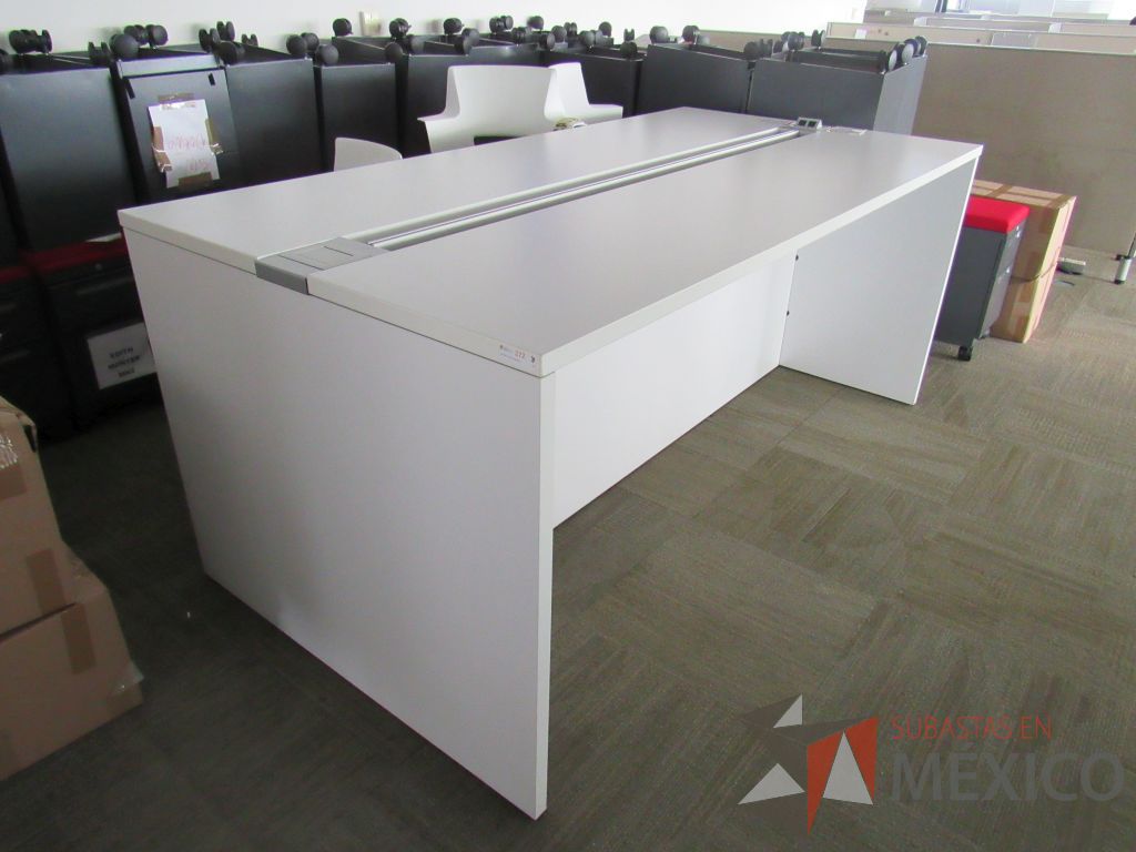 Lote 0641 - Mesa alta con orificio para cables, accesorio para conexiones.y cubierta color blanco - Imagen 5