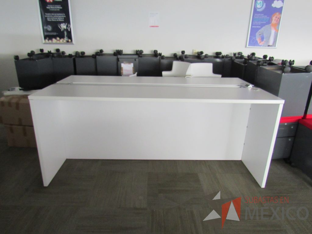 Lote 0641 - Mesa alta con orificio para cables, accesorio para conexiones.y cubierta color blanco - Imagen 6