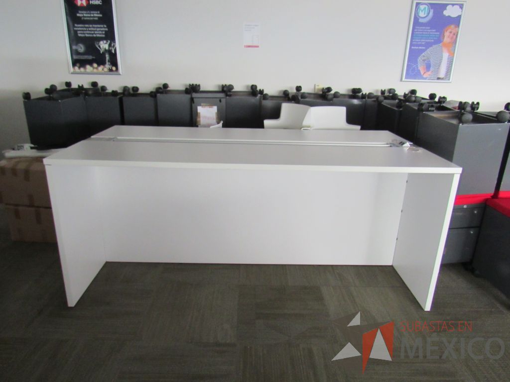 Lote 0641 - Mesa alta con orificio para cables, accesorio para conexiones.y cubierta color blanco - Imagen 7