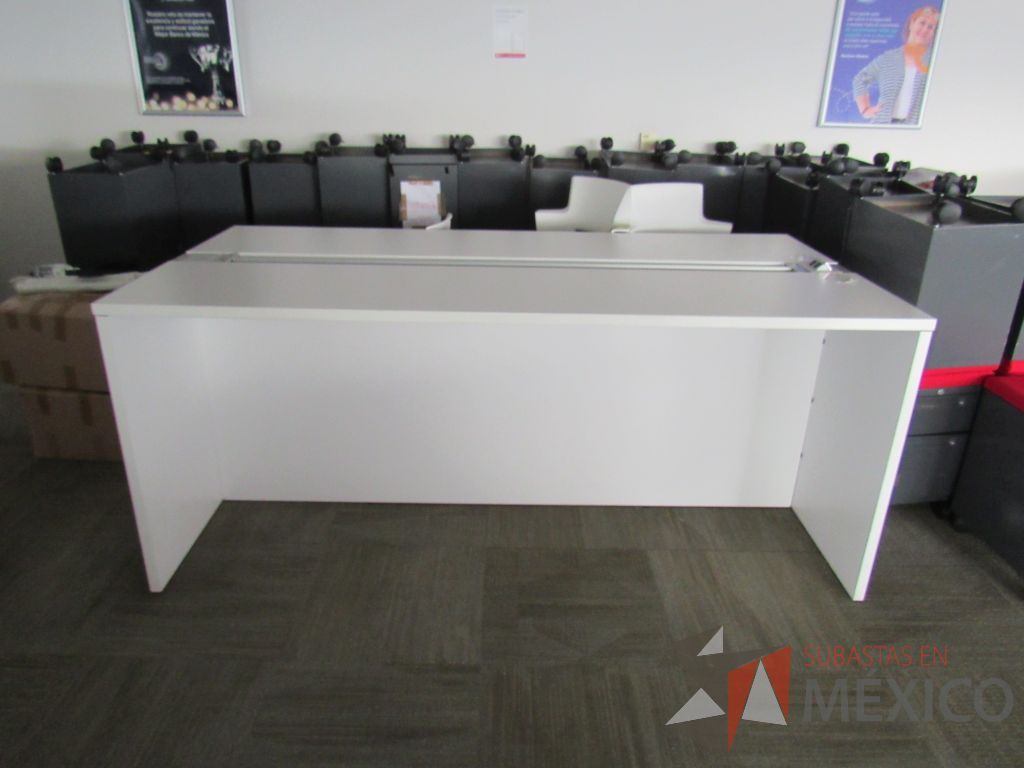 Lote 0641 - Mesa alta con orificio para cables, accesorio para conexiones.y cubierta color blanco - Imagen 8
